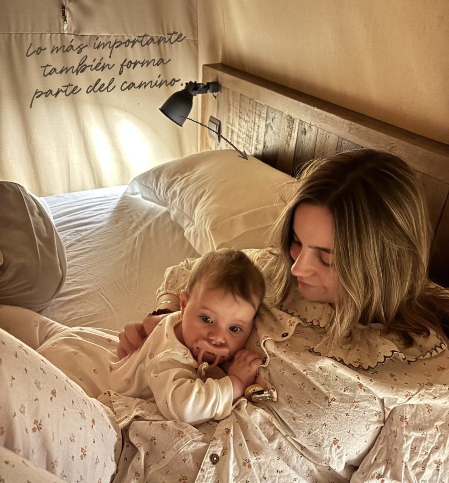 Anabela tumbada en la cama junto a Olivia, que lleva chupete